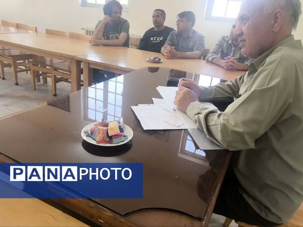 جلسه انجمن اولیا و شورای دانش آموزی در راستای برنامه‌ریزی هفته معلم