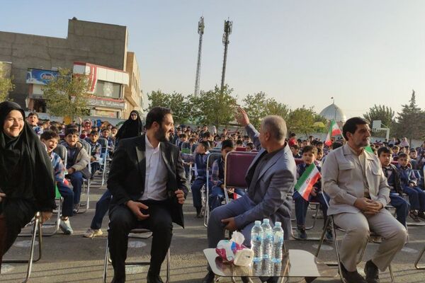 دانش‌آموزان دبستان معمارزاده در سیزده آبان