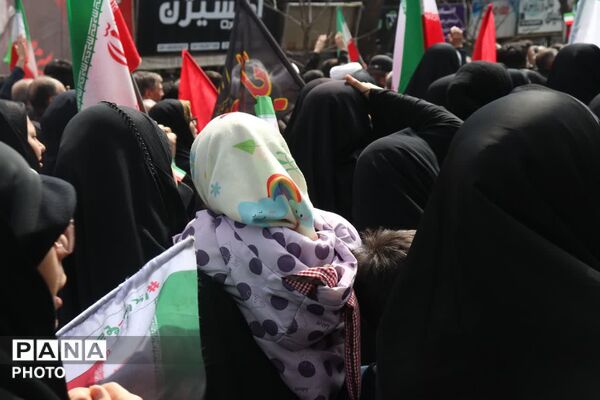  حلما با عروسک‌ها سوگ خانواده شهیدش را در آغوش کشید
