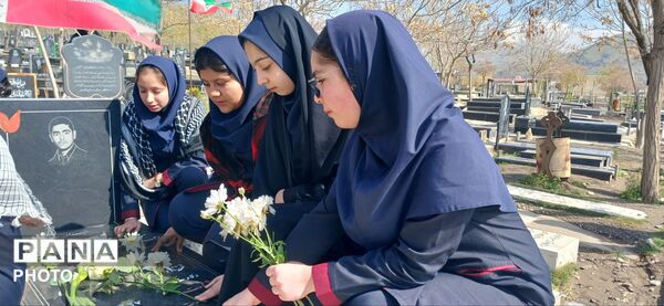 دلجویی دختران دانش‌آموز از خانواده شهدای جنگ رمضان در دهه کرامت 