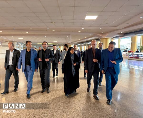 بازدید وزیر راه و شهرسازی از روند خدمات‌رسانی به زائران امام رضا(ع) در فرودگاه مشهد