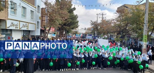 همبستگی نسل امروز با آرمان‌های انقلاب در راهپیمایی ۱۳ آبان باخرز