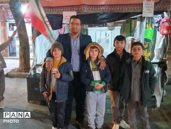 اینجا دانش‌آموزان و فرهنگیان میدان‌داری می‌کنند