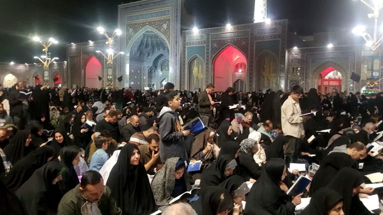 شکوه حضور زائران ومجاوران حرم مطهر رضوی در مراسم شب قدر نوزدهم ماه رمضان