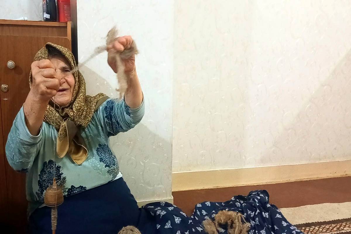 زندگی و فرهنگ سرزمینم را با نخ‌ریسی به تصویر می‌کشم