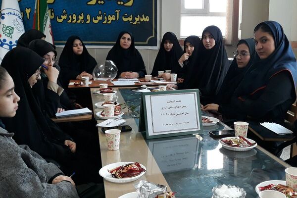 رقابت دانش‌آموزان منتخب در انتخابات منطقه‌ای شورای دانش‌آموزی بهارستان دو