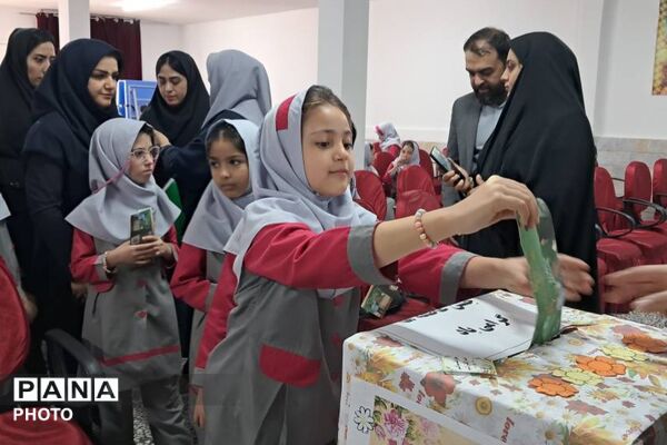 هم‌کلاسی‌های مهربان در مدرسه حاج محمدعلی تقی‌پور