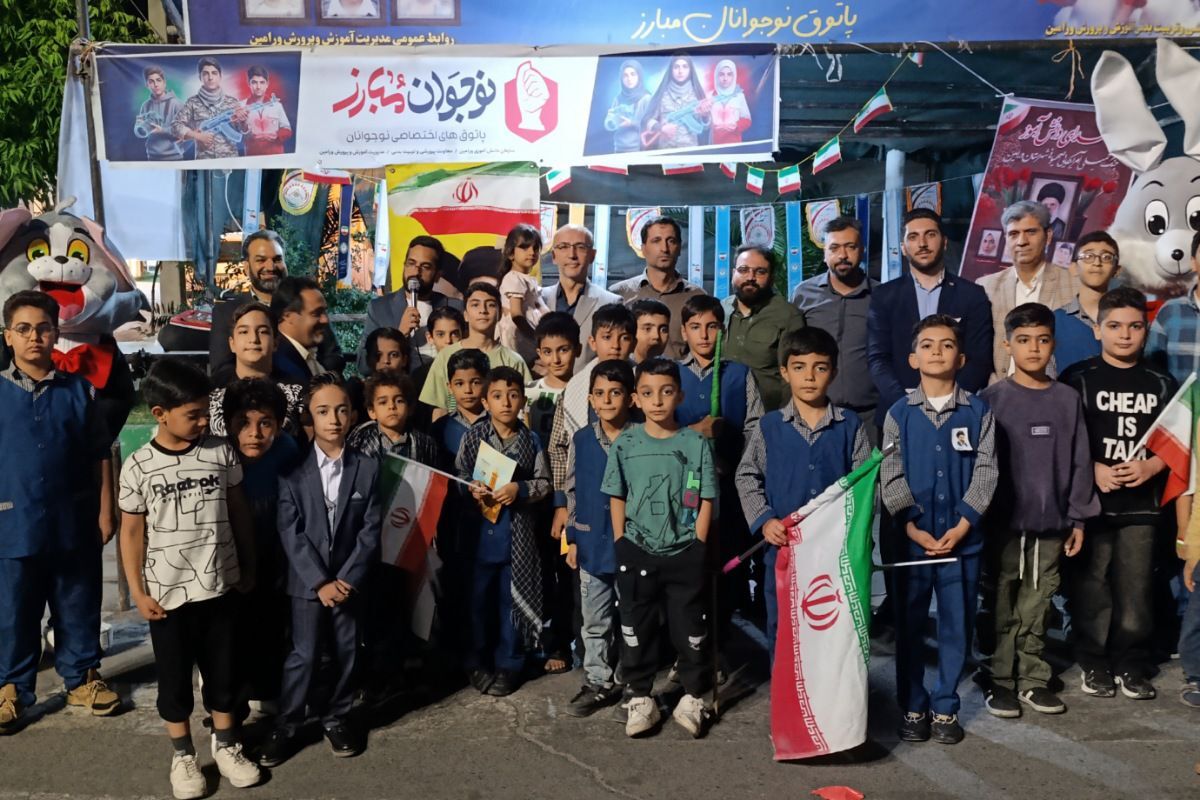 برنامه‌های متنوع فرهنگی دبستان پسرانه قدس ۱ در غرفه شهدای دانش‌آموز ورامین
