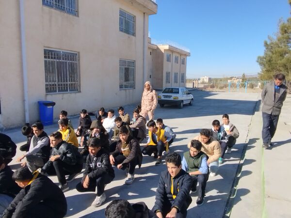 کارگاه عملی درس آمادگی دفاعی در دبیرستان پسرانه متوسطه اول سما شهرستان کاشمر 