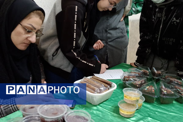 برگزاری نمایشگاه مشاغل خانگی در دبیرستان شاهد ام ابیها، شهرستان آباده