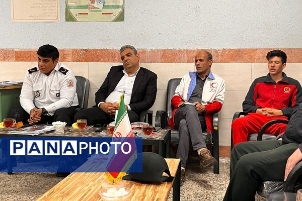 جلسه هماهنگی مانور زلزله در مدرسه شایستگان شهرستان قدس