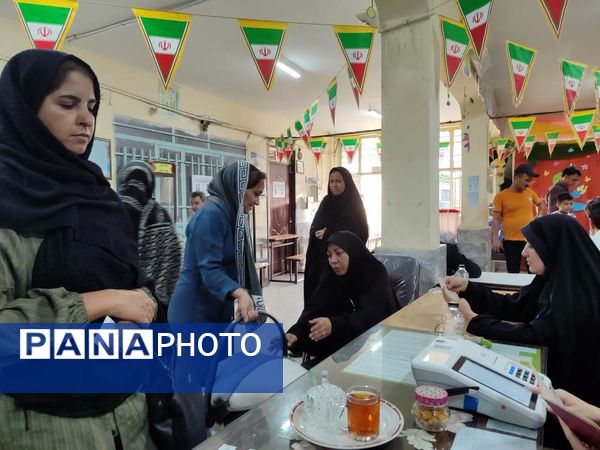 مرحله دوم انتخابات ریاست‌جمهوری با حضور مردم غیور مشهد 