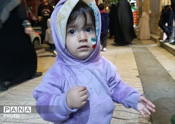 حضور دانش‌آموزان و کودکان فردیسی در راهپیمایی شبانه «جنگ رمضان»