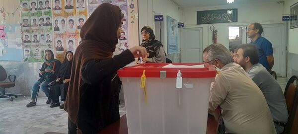حضور پرشور مردم کرج در پای صندوق‌های رای