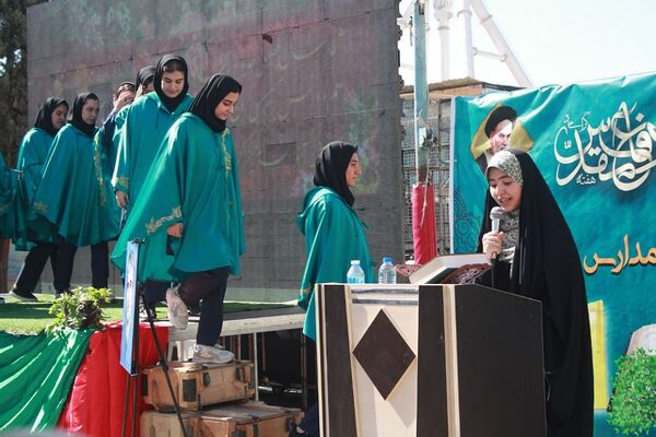 آیین نواختن زنگ بازگشایی مدارس در بهارستان‌2