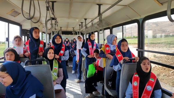 بازدید دانش‌آموزان مدرسه شهید خاقانی از گلخانه پیشه‌وران شیروان