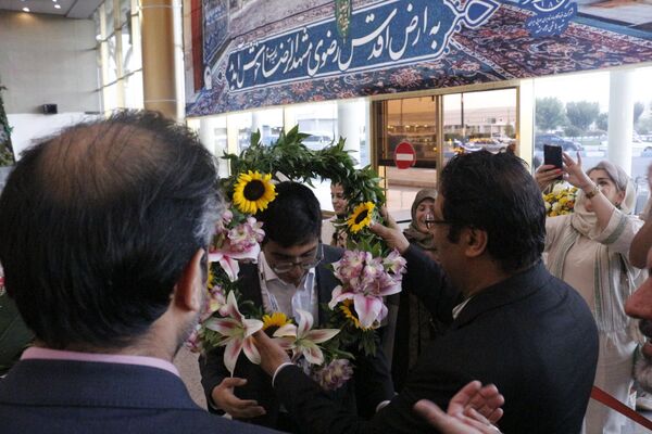 استقبال پرشور از دانش‌آموز مشهدی قهرمان المپیاد جهانی نجوم و اخترفیزیک