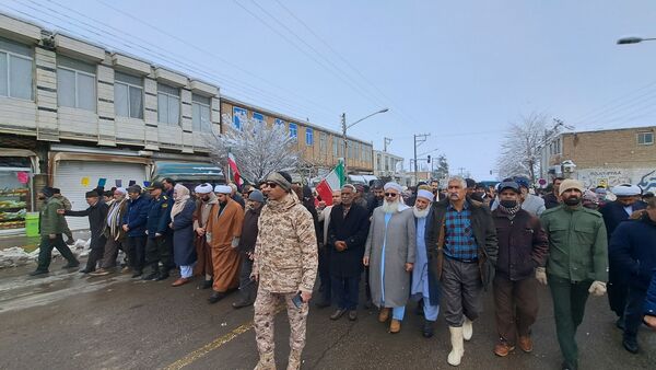حضور پر شور فرهنگیان و دانش آموزان در کنار مردم ولایتمدار شهرستان صالح آباد در یوم الله ۲۲بهمن