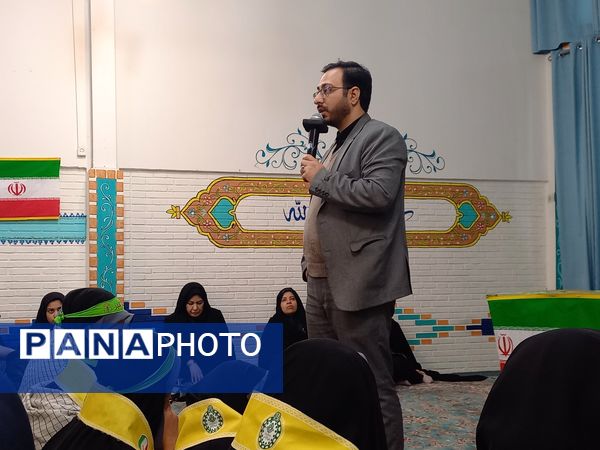 استقبال گرم دانش آموزان از پیکر شهید گمنام در دبیرستان امجدی یک ناحیه ۵ 