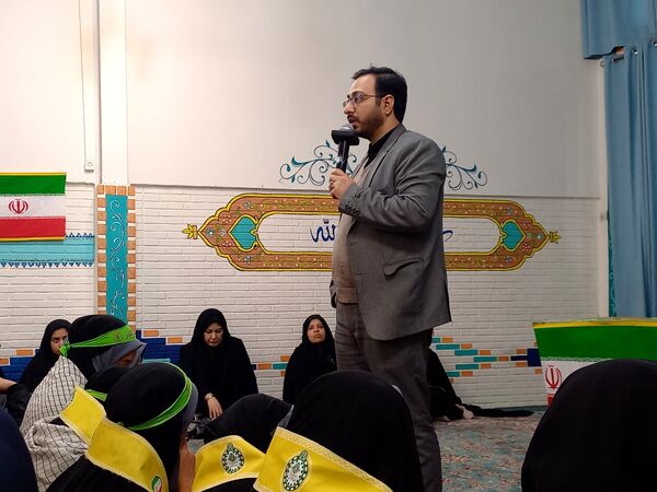استقبال گرم دانش آموزان از پیکر شهید گمنام در دبیرستان امجدی یک ناحیه ۵ 