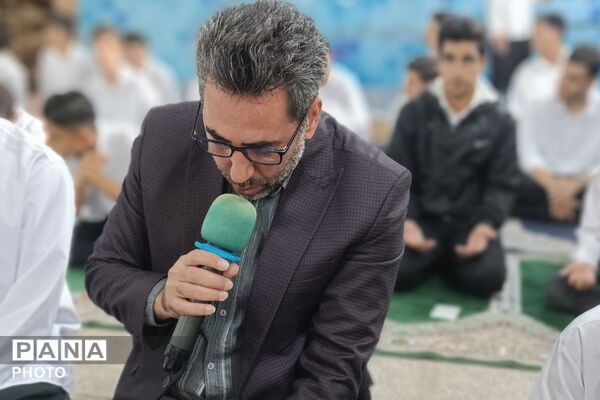 طنین زیارت عاشورا در دبیرستان نمونه دولتی شهدای علم و فناوری