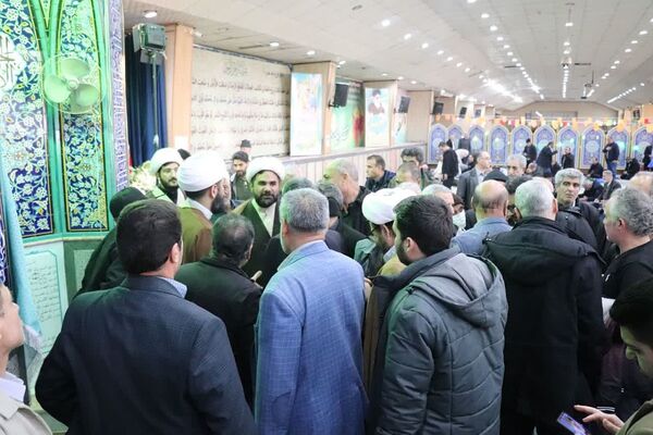 حضور دانش آموزان آموزشگاه شهدای گلدسته و مردم چهاردانگه در نماز جمعه 