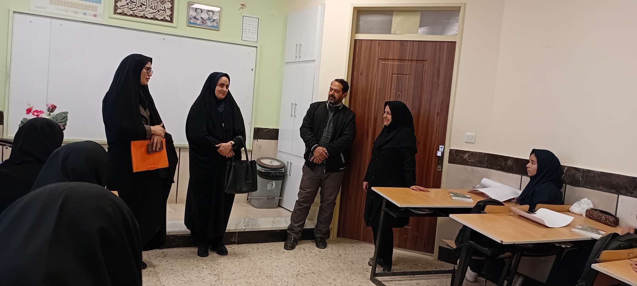 بازدید مسئولین آموزش و پرورش خلیل آباد از دبیرستان مادرمهربان نقاب