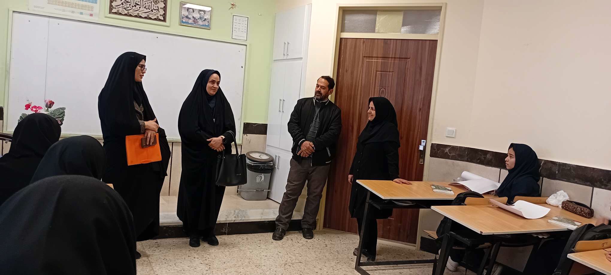 بازدید مسئولین آموزش و پرورش خلیل آباد از دبیرستان مادرمهربان نقاب