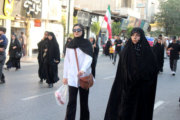 جلوه‌های حماسی از حضور نوجوانان قمی در مراسم تشییع شهدا 