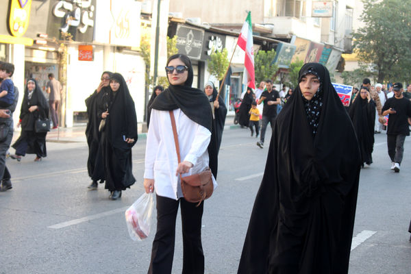 جلوه‌های حماسی از حضور نوجوانان قمی در مراسم تشییع شهدا 