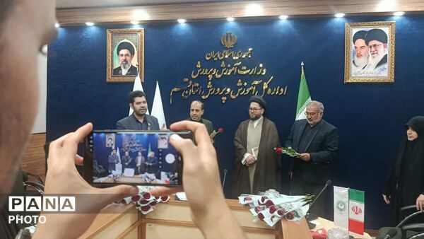 نشست صمیمی خبرنگاران پانا با مدیرکل آموزش و پرورش قم