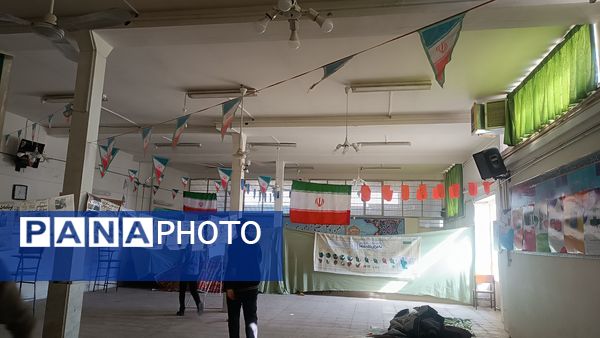 آماده‌سازی نمایشگاه انقلاب به‌‎مناسبت دهه فجر در دبیرستان شاهد ابوذر غفاری نیشابور 