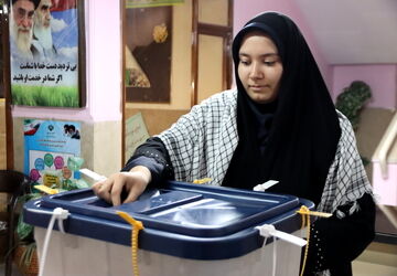 حضور کودکان به همراه خانواده‌ در شعب اخذ رای به معنای حمایت از انقلاب اسلامی است