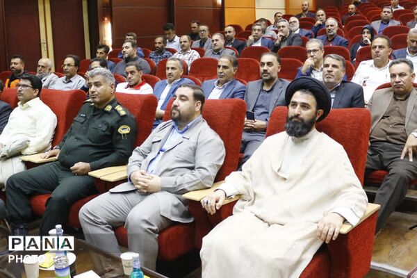 تجلیل از مدیران و کارمندان نمونه فیروزکوه؛ تقدیر از پیشگامان خدمت در هفته دولت