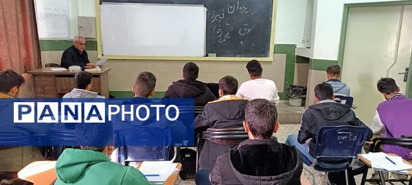 کلاس های تقویتی در دبیرستان نمونه آیت‌الله خامنه ای