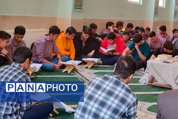 محفل انس با قرآن در مدارس رودهن به یاد سیدحسن نصرالله 
