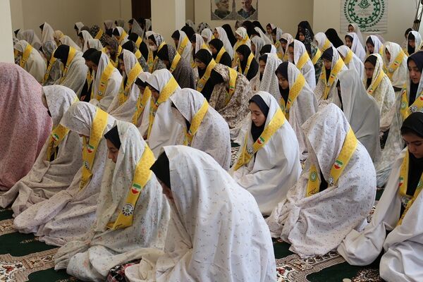 اقامه نماز جماعت در اردوی طرح تمشک در اردبیل