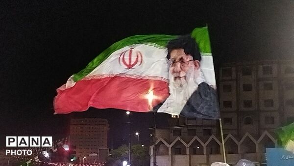 بخشی از اجتماع مردم مشهد در میدان بسیج 