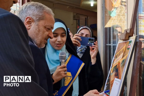 وزیر آموزش و پرورش میهمان دانش‌آموزان مدرسه شاهد دالکی