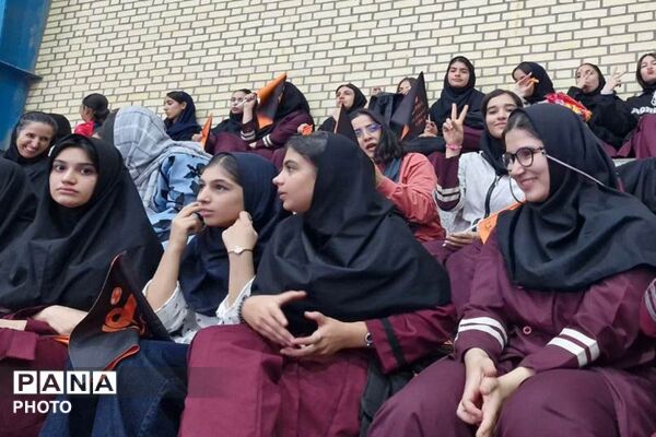 حضور پرشور دانش‌آموزان هنرستان کبری زرگران ملارد در مسابقات لیگ برتر فوتسال بانوان