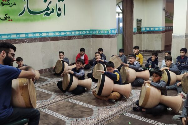 آموزش ضرب زورخانه‌ای در دبستان رازی ناحیه دو بهارستان