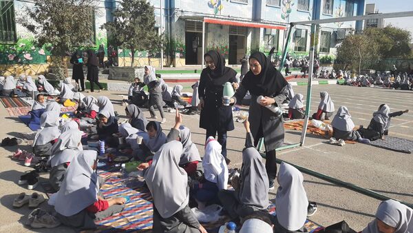 صبح پرانرژی با صبحانه سالم در دبستان نیایش