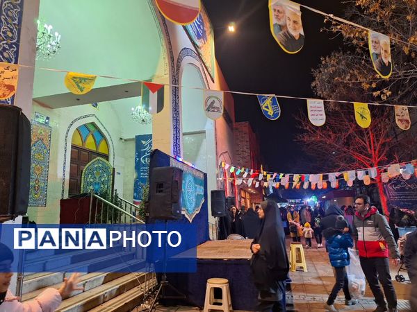 شادی مردم در کوچه وخیابان‌های مشهد در شب نیمه شعبان