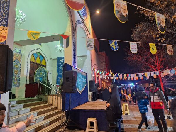 شادی مردم در کوچه وخیابان‌های مشهد در شب نیمه شعبان