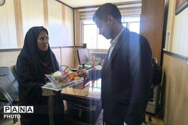 تجلیل روز مشاور و میلاد امام رضا(ع) با تقدیر از همکاران اداره آموزش و پرورش ناحیه یک شهرری