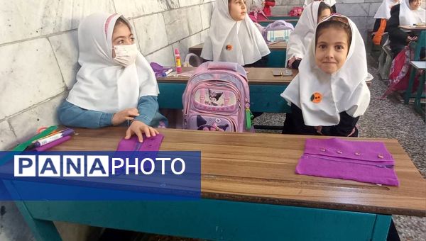  بازارچه کار آفرینی و دست سازه‌های دانش‌آموزی در دبستان دخترانه هدی