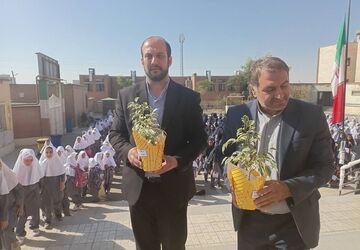 مهر و همدلی دانش‌آموزان کاوه آهنگر در جشن عاطفه‌ها
