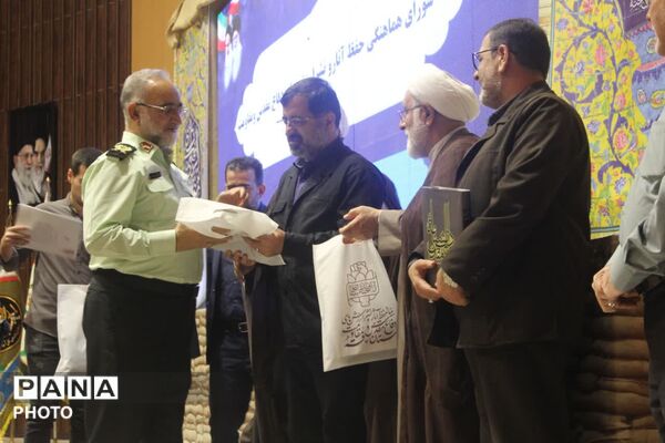 رونمایی از نخستین جلد دانشنامه دفاع مقدس استان قم