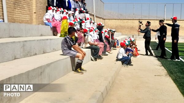 افتتاح چمن مصنوعی به یاد شهدا در کیار
