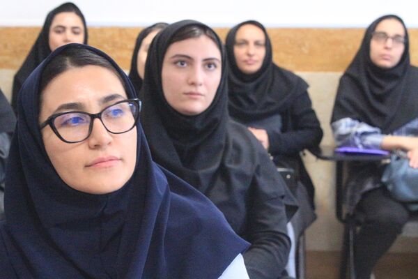  کارگاه دانش‌افزایی زبان انگیلیسی در دبیرستان‌ولایت بهارستان‌دو